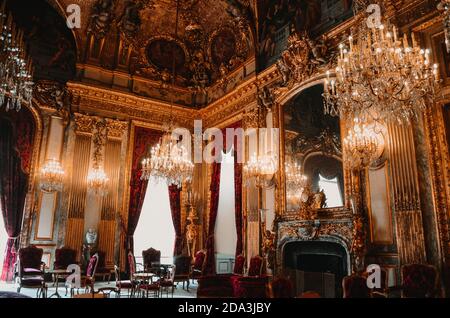 PARIS, FINLANDE - 07 novembre 2020 : magnifique photo des arts au musée du Louvre, en France. Banque D'Images