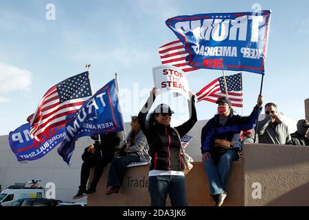 Les partisans de Trump brandient des drapeaux et brandiquent des panneaux lors d'un rassemblement « Stop the Sal » devant le siège du Centre électoral, dans le nord de Las Vegas, le dimanche 8 novembre 2020. Les allégations d'irrégularités de vote sont fausses. Le président Donald Trump a jusqu'à présent refusé de concéder au président élu Joe Biden, qui a remporté l'élection présidentielle le 3 novembre. Photo de James Atoa/UPI Banque D'Images