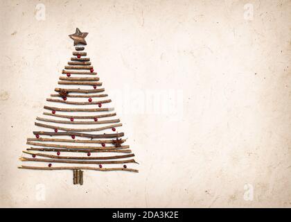 Arbre de Noël rustique créatif fait main avec branches en bois sur papier arrière-plan avec espace de copie Banque D'Images