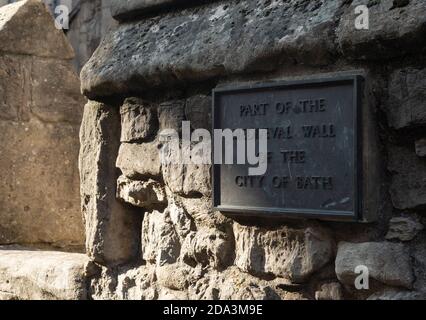 Plaque identifiant une section du mur de pierre médiéval de la ville qui existe toujours dans les murs supérieurs de Borough, Bath, Somerset, Angleterre, Royaume-Uni Banque D'Images