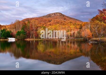 Yonah Mountain, Géorgie, États-Unis en automne au crépuscule. Banque D'Images