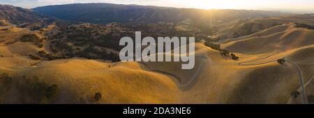 La lumière du soleil dorée brille sur les collines ondoyantes du nord de la Californie. Ces belles collines érodées deviennent vertes une fois l'hiver apporte la pluie saisonnière. Banque D'Images