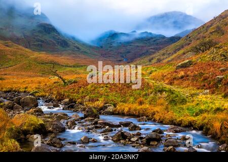 Mardale Beck avec Mardale Ill Bell dans la brume, Haweswater, Lake District National Park, Cumbria Banque D'Images