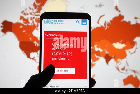 Sur cette photo, le site Web de l'Organisation mondiale de la Santé est affiché sur un smartphone avec un arrière-plan d'une carte montrant la propagation mondiale du coronavirus Covid-19 sur un écran d'ordinateur.les cas mondiaux de Covid-19 passent 50 millions et 10 millions aux États-Unis, selon internet traqueurs en ligne de la propagation du coronavirus. Banque D'Images