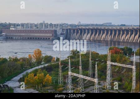 ZAPORIZHZHYA, UKRAINE - 4 NOVEMBRE 2020 : station hydroélectrique de Dnieper sur la rivière Dnepr. Banque D'Images