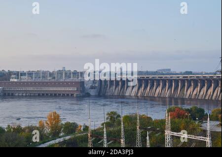 ZAPORIZHZHYA, UKRAINE - 4 NOVEMBRE 2020 : station hydroélectrique de Dnieper sur la rivière Dnepr. Banque D'Images