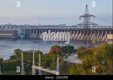 ZAPORIZHZHYA, UKRAINE - 4 NOVEMBRE 2020 : station hydroélectrique de Dnieper sur la rivière Dnepr. Banque D'Images