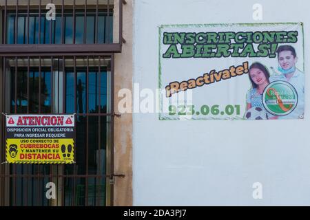 Affiche invitant les étudiants à s'inscrire à nouveau avec des précautions accrues en raison de la pandémie de Covid19 , Merida , Mexique Banque D'Images