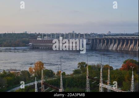 ZAPORIZHZHYA, UKRAINE - 4 NOVEMBRE 2020 : station hydroélectrique de Dnieper sur la rivière Dnepr. Banque D'Images