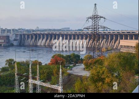 ZAPORIZHZHYA, UKRAINE - 4 NOVEMBRE 2020 : station hydroélectrique de Dnieper sur la rivière Dnepr. Banque D'Images