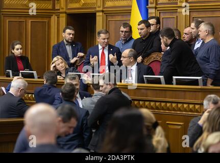 KIEV, UKRAINE - 26 novembre 2018: Réunion extraordinaire de la Verkhovna Rada de l'Ukraine concernant l'imposition de la loi martiale dans certaines régions de l'Ukraine Banque D'Images