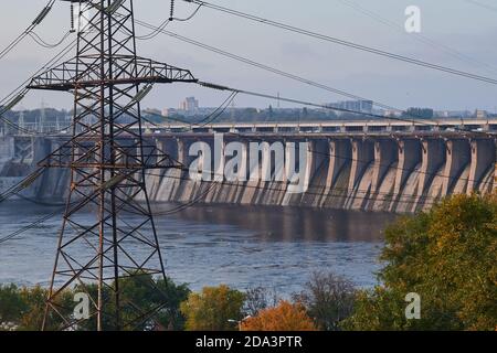 ZAPORIZHZHYA, UKRAINE - 4 NOVEMBRE 2020 : station hydroélectrique de Dnieper sur la rivière Dnepr. Banque D'Images