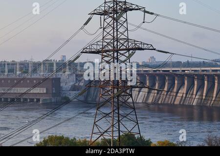 ZAPORIZHZHYA, UKRAINE - 4 NOVEMBRE 2020 : station hydroélectrique de Dnieper sur la rivière Dnepr. Banque D'Images