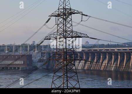 ZAPORIZHZHYA, UKRAINE - 4 NOVEMBRE 2020 : station hydroélectrique de Dnieper sur la rivière Dnepr. Banque D'Images