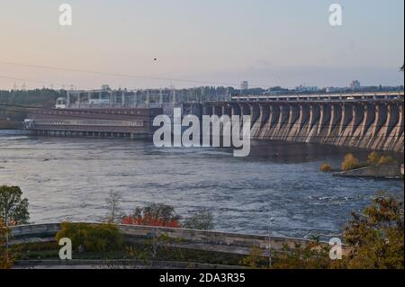 ZAPORIZHZHYA, UKRAINE - 4 NOVEMBRE 2020 : station hydroélectrique de Dnieper sur la rivière Dnepr. Banque D'Images