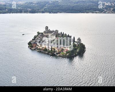 Photo aérienne de l'île San Giulio sur le lac Orta Dans le nord de l'Italie Banque D'Images