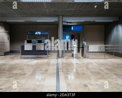 Zurich, Suisse - 13 octobre 2020 : porte d'embarquement déserte de l'aéroport de Zurich Kloten en période de pandémie mondiale de Covid. Banque D'Images