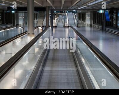 Zurich, Suisse - 13 octobre 2020 : escaliers mécaniques vides dans un terminal déserté de l'aéroport de Zurich Kloten, en période de pandémie mondiale de Covid. Banque D'Images