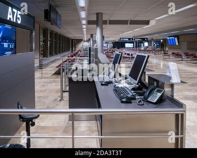 Zurich, Suisse - 13 octobre 2020 : porte d'embarquement déserte de l'aéroport de Zurich Kloten en période de pandémie mondiale de Covid. Banque D'Images