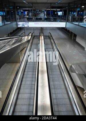 Zurich, Suisse - 13 octobre 2020 : escaliers mécaniques vides dans un terminal déserté de l'aéroport de Zurich Kloten, en période de pandémie mondiale de Covid. Banque D'Images