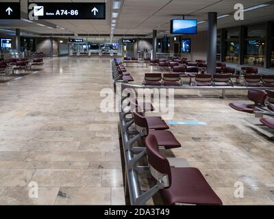 Zurich, Suisse - 13 octobre 2020 : terminal déserté à l'aéroport de Zurich Kloten en période de pandémie mondiale de Covid. Banque D'Images