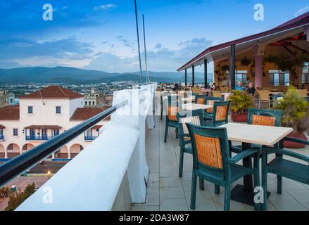 Cuba, province de Santiago de Cuba, Santiago de Cuba, Parque Cespedes (place principale de la ville) terrasse sur le toit de l'hôtel Casa Granda - où Graham Green est venu à moi Banque D'Images