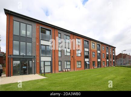 Nouveau immeuble de 3 étages à pans de bois à St Helens, Royaume-Uni. Offre un logement abordable pour les autorités locales. Balcon Juliette vitré. Banque D'Images