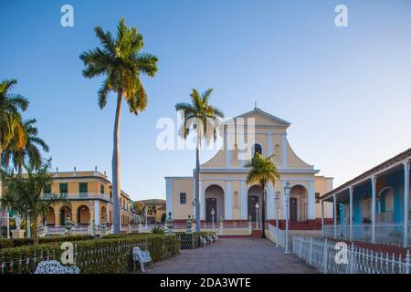 Cuba, Trinidad, Plaza Mayor, vue vers Iglesia Parroquial de la Santisima Trinité - Eglise de la Sainte Trinité, et le Musée Romantico - Romanc Banque D'Images