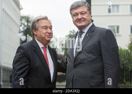 KIEV, UKRAINE - 09 juillet 2017: Président de l'Ukraine Petro Porochenko et secrétaire général des Nations Unies Antonio Guterres lors d'une réunion à Kiev Banque D'Images