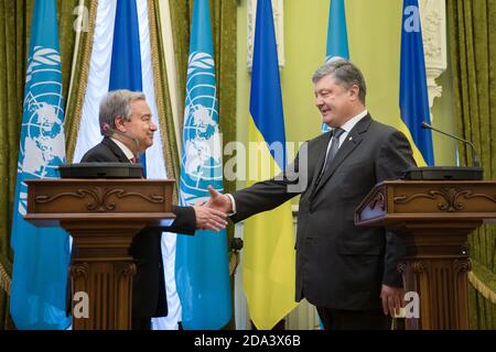 KIEV, UKRAINE - 09 juillet 2017: Président de l'Ukraine Petro Porochenko et secrétaire général des Nations Unies Antonio Guterres lors d'une réunion à Kiev Banque D'Images