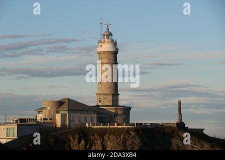 El Faro de Cabo Maire la Maison lumière du Grand cap à Santander Cantabria Espagne UN bâtiment en pierre est terminé en 1839 Banque D'Images