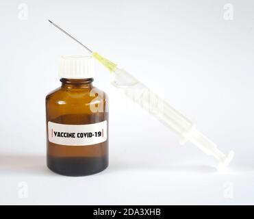 Injection avec le vaccin COVID-19, sérum de corona, gros plan, espace de copie libre, image de symbole Banque D'Images