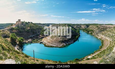 Vue panoramique sur la célèbre ville médiévale fortifiée d'Alarcon à Cuenca, Castilla-la Mancha, entourée par le fleuve Jucar. Banque D'Images