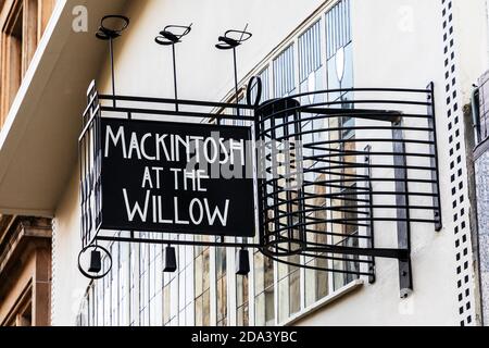 Signe dans le style art déco de Charles Rennie Mackintosh, à l'extérieur du Mackintosh au Willow tearoom, Sauchiehall Street, Glasgow, Royaume-Uni Banque D'Images