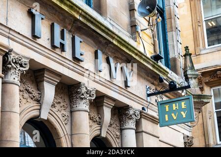 Extérieur et panneaux indiquant le restaurant Ivy, Buchanan Street, Glasgow, Royaume-Uni Banque D'Images