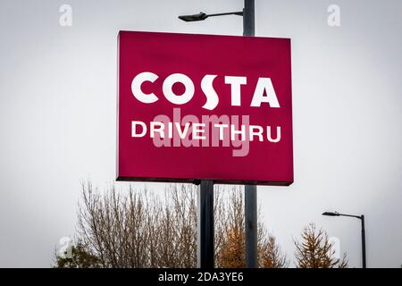 Panneau en haut pour le café Costa Drive-through, Glasgow, Royaume-Uni Banque D'Images