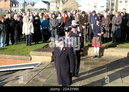 Troon Remembrance Parade, South Ayrshire, Écosse, Royaume-Uni. 11 nov 2012 des groupes de jeunes, des membres de la force armée, des anciens combattants, des politiciens, des représentants du conseil local ont défilé au monument commémoratif de guerre de Cenotaph à Troon pour payer leurs respects et déposer des couronnes. Banque D'Images