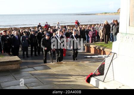 Troon Remembrance Parade, South Ayrshire, Écosse, Royaume-Uni. 11 nov 2012 des groupes de jeunes, des membres de la force armée, des anciens combattants, des politiciens, des représentants du conseil local ont défilé au monument commémoratif de guerre de Cenotaph à Troon pour payer leurs respects et déposer des couronnes. Banque D'Images