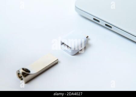 gros plan. ordinateur portable et ouvrez la carte flash sur fond blanc. tapez-c Banque D'Images