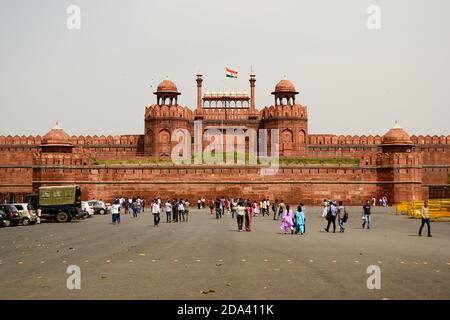 Delhi, Inde - avril 2014 : vue de face de la célèbre forteresse indienne du fort Rouge faite de grès par l'empire mughal. Site du patrimoine mondial de l'UNESCO et pop Banque D'Images