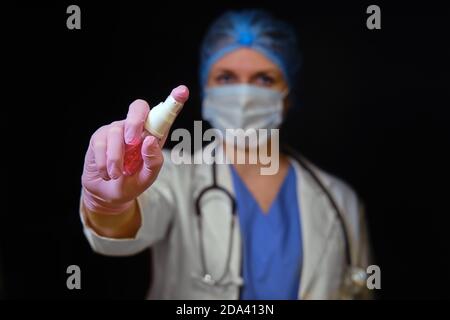 Un médecin avec une bouteille de désinfectant vaporise le liquide pour la désinfection. Le concept de conformité à l'hygiène des mains pour les patients atteints de coronavirus Banque D'Images