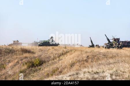 DONETSK REG, UKRAINE - Okt 12, 2018: Équipement militaire sur un terrain d'entraînement militaire lors d'exercices tactiques complexes de diverses forces militaires pour la défense de la zone côtière dans la région de Donetsk Banque D'Images