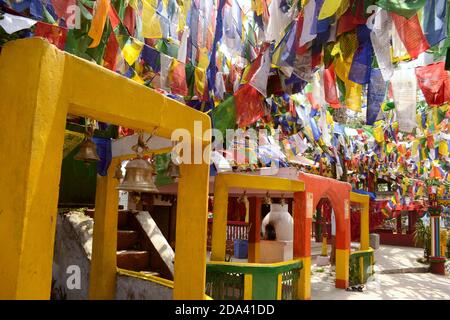 Drapeaux de prière colorés du bouddhisme dans le temple de Mahakal sur la colline de l'Observatoire à Darjeeling, Inde Banque D'Images