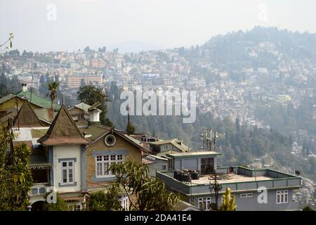 Vue sur la ville de Darjeeling sur la colline. Ancienne maison coloniale britannique. Bengale-Occidental, Inde. Banque D'Images