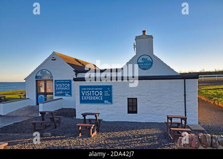 Brasserie John O'Groats en Écosse, avec expérience des visiteurs et boutique vendant des bières artisanales, des bières et des souvenirs. Jour ensoleillé, ciel bleu. Banque D'Images