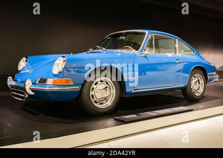 Stuttgart, Allemagne – 24 janvier 2018. Porsche 911, 2.0 coupé voiture datant de 1964. Exposé au musée Porsche de Stuttgart. Banque D'Images