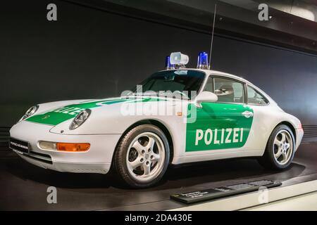 Stuttgart, Allemagne – 24 janvier 2018. Porsche 911 coupé voiture de police Carrera datant de 1996. Exposé au musée Porsche de Stuttgart. Banque D'Images