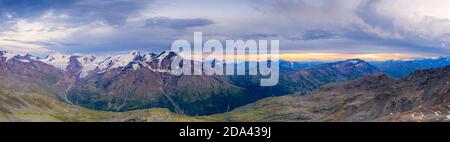 Glacier Forni, Col de Gavia et Monte Sobretta au coucher du soleil, vue aérienne, Parc national du Stelvio, Valfurva, Valtellina, Lombardie, Italie Banque D'Images