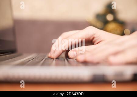 gros plan sur le clavier de l'ordinateur portable avec les mains Banque D'Images
