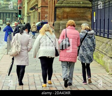 Glasgow, Écosse, Royaume-Uni. 9 novembre, 2020: Météo au Royaume-Uni: La journée chaude a vu les gens récupérer les rues de la pandémie comme ils se sont remplis pendant la journée. Crédit : Gerard Ferry/Alay Live News Banque D'Images